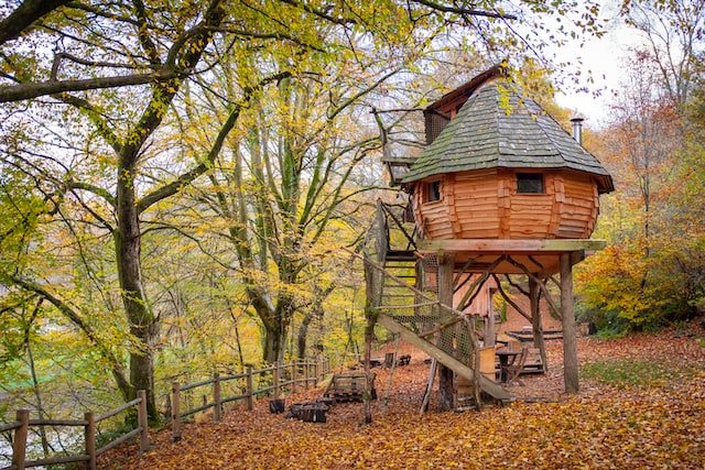 Dormir dans une cabane dans les arbres pour un week-end insolite !